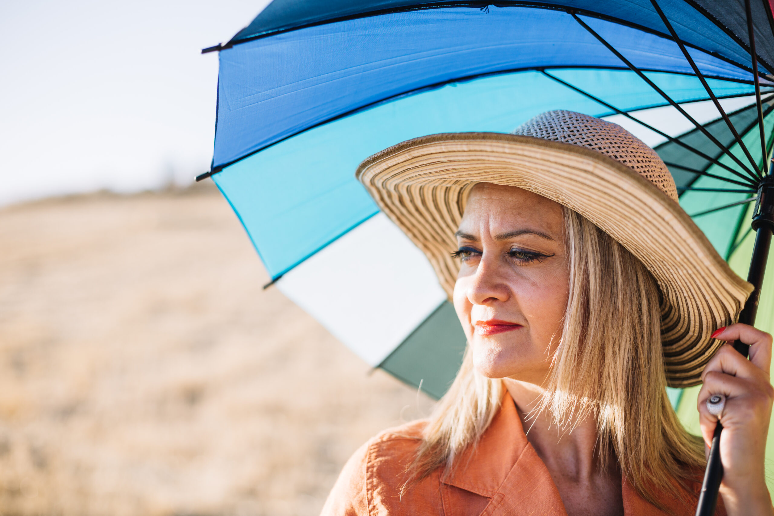 femme-elegante-avec-parapluie-sur-la-nature
