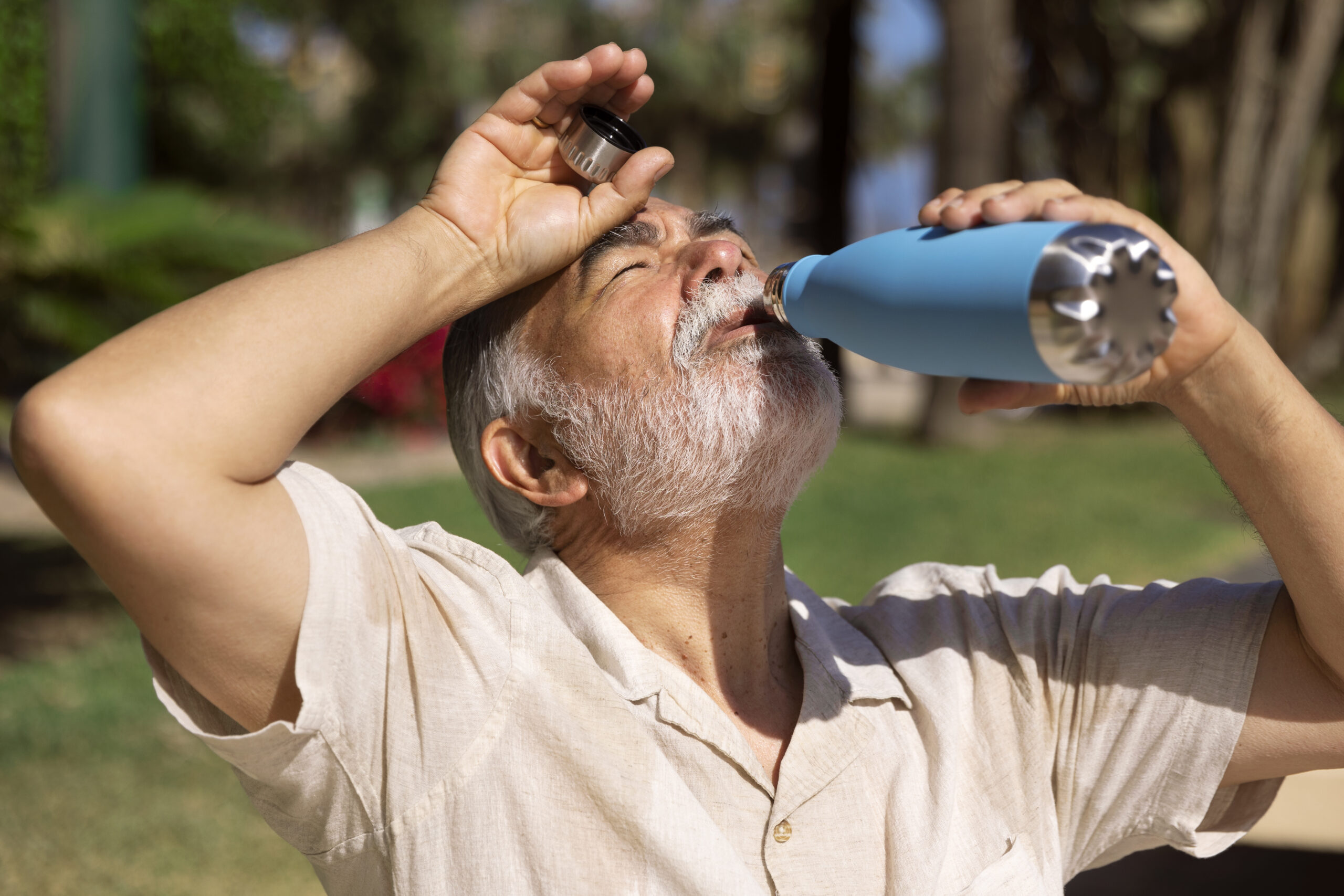 vieil-homme-aux-prises-avec-une-temperature-elevee